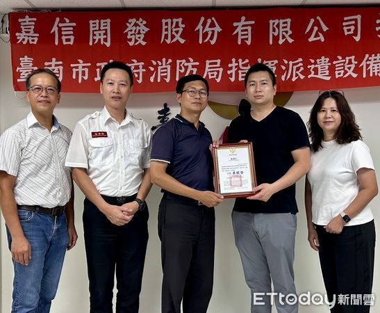 ▲嘉信開發董事長蘇育慶偕同公司代表捐贈派遣耳機組，消防局主任陳明辰致贈感謝狀。（記者林東良翻攝，下同）