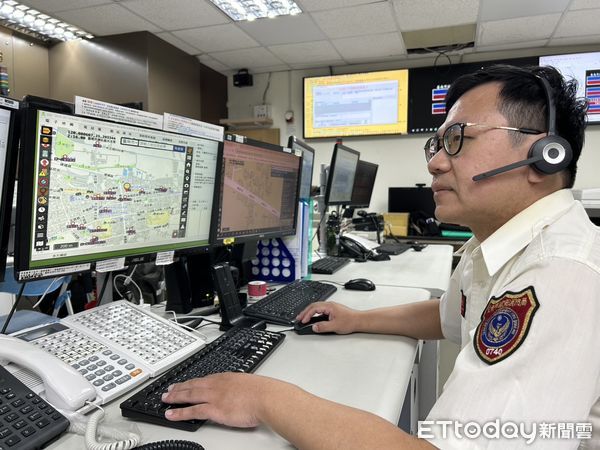 ▲嘉信開發董事長蘇育慶偕同公司代表捐贈派遣耳機組，消防局主任陳明辰致贈感謝狀。（記者林東良翻攝，下同）