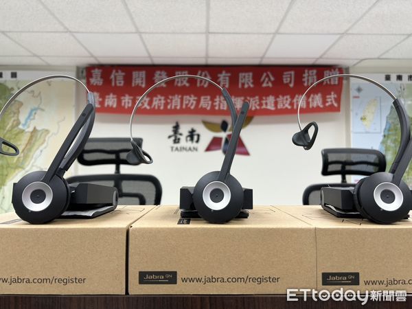 ▲嘉信開發董事長蘇育慶偕同公司代表捐贈派遣耳機組，消防局主任陳明辰致贈感謝狀。（記者林東良翻攝，下同）