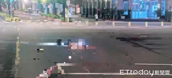 ▲▼北市中山區發生一名醉男闖紅燈過馬路，遭男大生騎車撞上身亡。（圖／記者邱中岳翻攝）