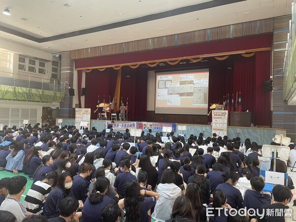 ▲台南市勞工局求職防騙宣導列車首站駛進台南高商，千名學生齊聚大禮堂聽講。（記者林東良翻攝，下同）