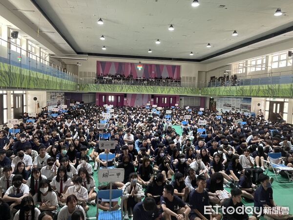 ▲台南市勞工局求職防騙宣導列車首站駛進台南高商，千名學生齊聚大禮堂聽講。（記者林東良翻攝，下同）