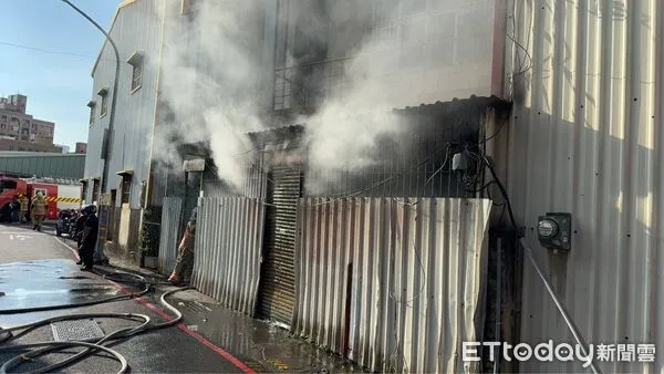 ▲台南市東區中華東路住宅發生火警，消防員迅速拉水線搶救。（記者林東良翻攝）