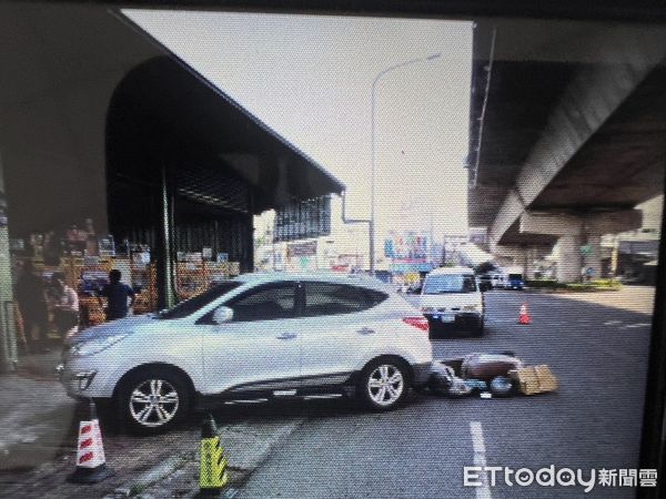 ▲▼高雄大車又出事！騎士為閃違停人行道汽車　遭大貨車擊落送醫。（圖／記者賴文萱翻攝）
