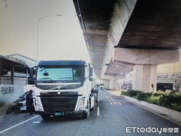 ▲▼高雄大車又出事！騎士為閃違停人行道汽車　遭大貨車擊落送醫。（圖／記者賴文萱翻攝）