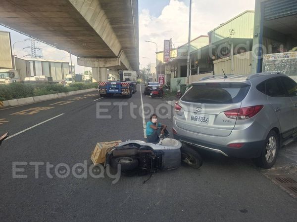 ▲▼高雄大車又出事！騎士為閃違停人行道汽車　遭大貨車擊落送醫。（圖／記者吳奕靖翻攝）