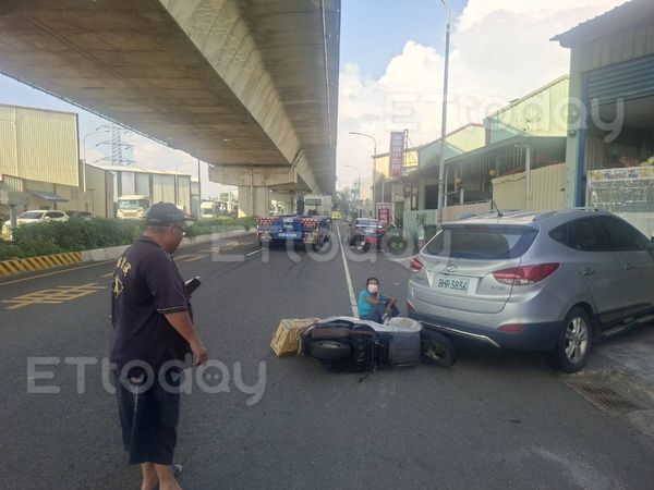 ▲▼高雄大車又出事！騎士為閃違停人行道汽車　遭大貨車擊落送醫。（圖／記者吳奕靖翻攝）