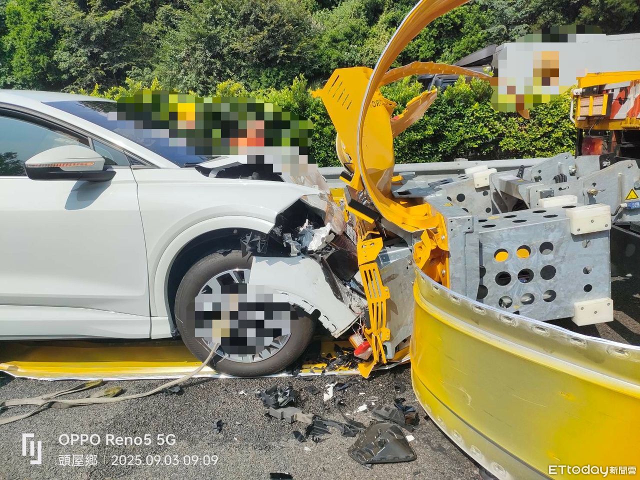 國道緩撞車剛進場就挨撞！300萬起跳奧迪電動車慘狀曝