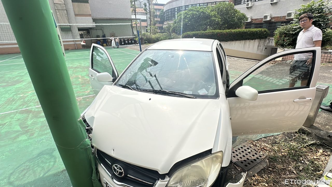 獨／國中師駕車撞籃球架送醫　警報聲停不了...超帥好心人出手解決