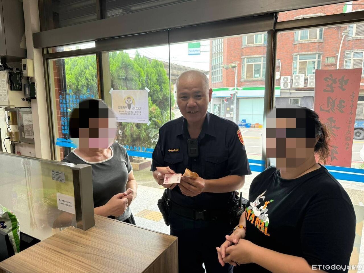 誰掉了400元紙鈔？警靠一張發票半小時找到人　失主驚喊太神了