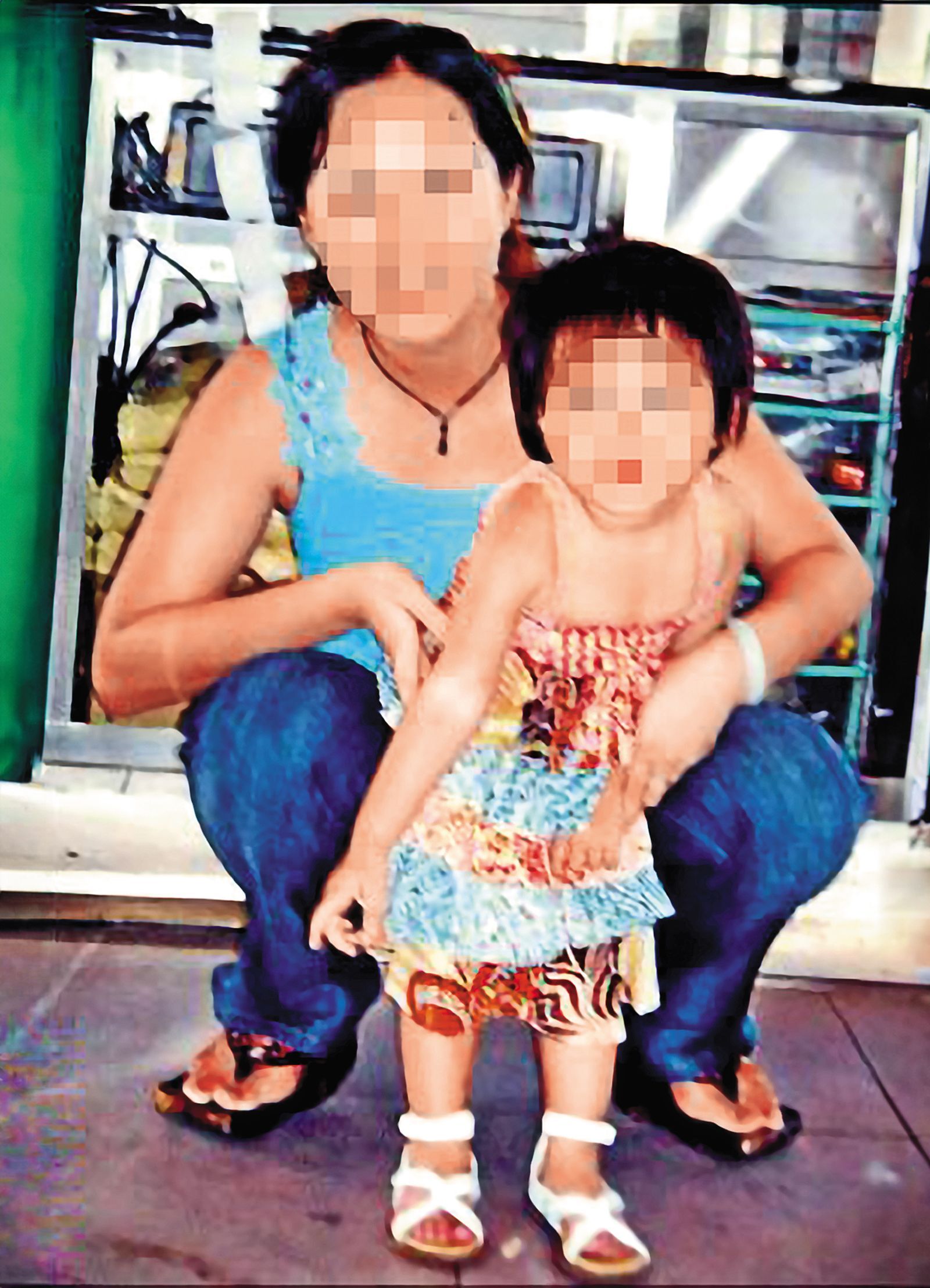 黃姓女子（左）帶著女兒（右）離家出走，女兒最後不幸遭虐死。（翻攝畫面）