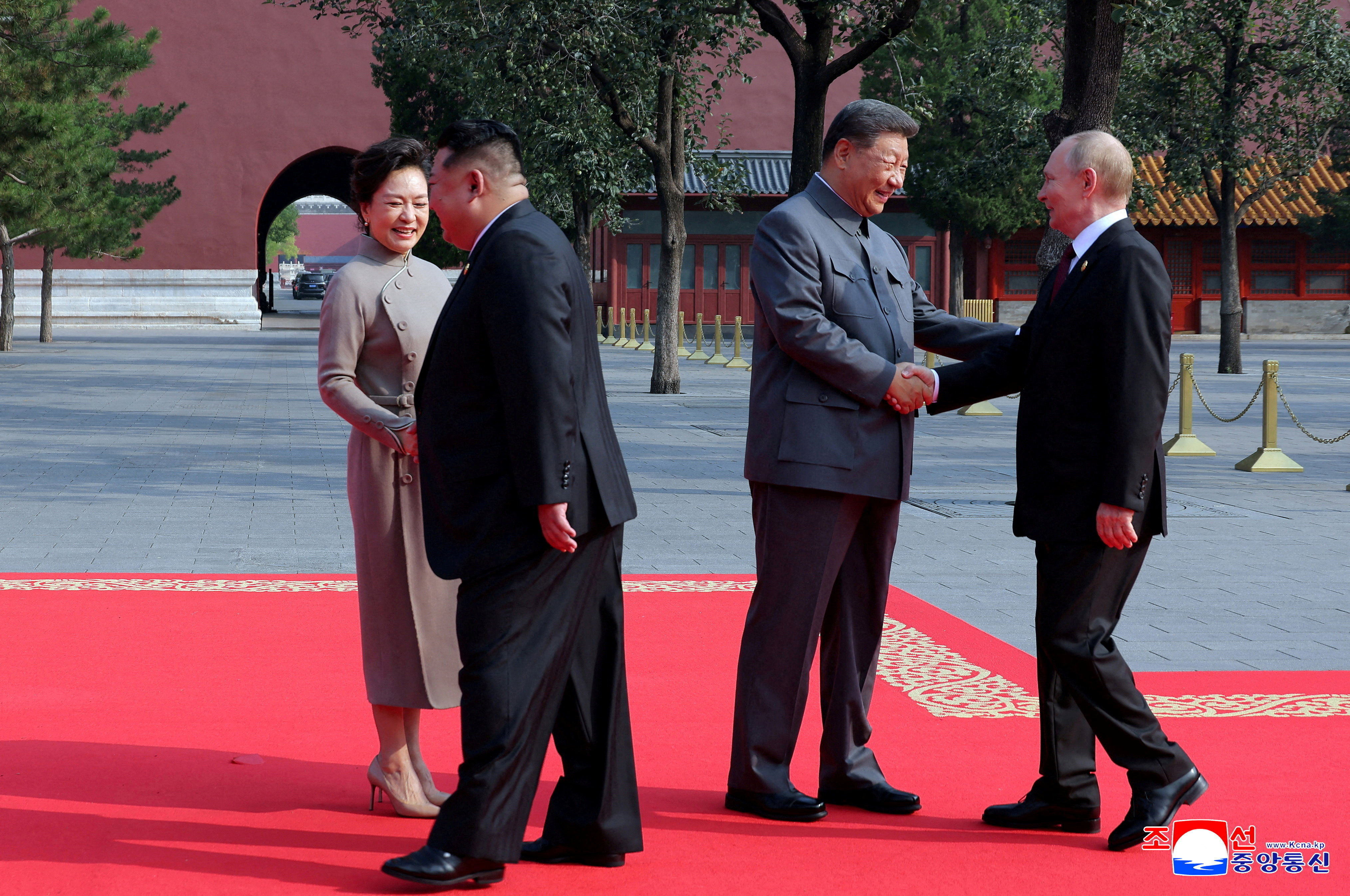 ▲▼金正恩與習近平的妻子彭麗媛表達問候。(圖/路透)