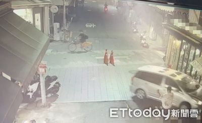 台南76歲翁駕車出事了！右轉突衝撞機車...行人險挨撞