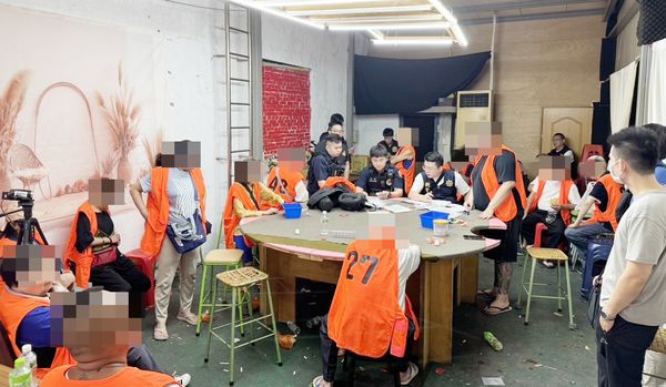 ▲桃園市警局督察室日前會同中壢警方在中壢區健行路某大樓破獲推筒仔職業賭場，帶回包括負責人與賭客共計28人。（圖／中壢警方提供）