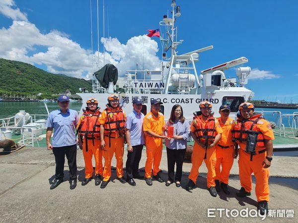 ▲93軍人節慰勞海巡尖兵 管碧玲赴宜蘭致贈加菜金。（圖／記者郭世賢翻攝）