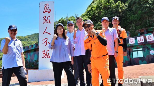 ▲93軍人節慰勞海巡尖兵 管碧玲赴宜蘭致贈加菜金。（圖／記者郭世賢翻攝）