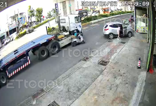 ▲▼高雄市恐怖車禍。（圖／記者吳奕靖翻攝）