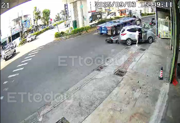 ▲▼高雄市恐怖車禍。（圖／記者吳奕靖翻攝）