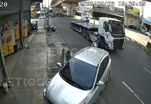 ▲▼高雄市恐怖車禍。（圖／記者吳奕靖翻攝）