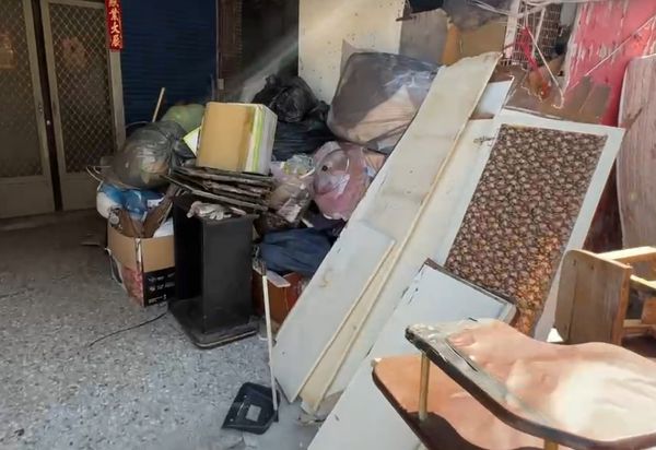 ▲租客租約到期留下一大堆垃圾廢棄物給屋主收拾。（圖／民眾提供）