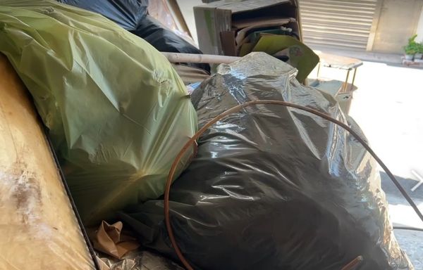 ▲租客租約到期留下一大堆垃圾廢棄物給屋主收拾。（圖／民眾提供）
