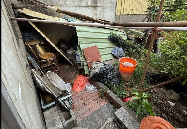 ▲租客租約到期留下一大堆垃圾廢棄物給屋主收拾。（圖／民眾提供）