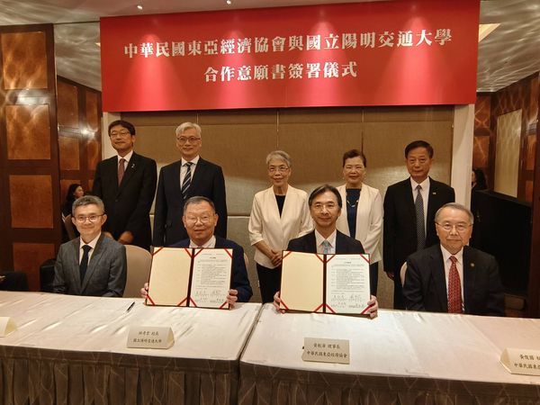 ▲陽明交大國際半導體產業學院陳冠能院長、林奇宏校長、東亞經濟協會黃教漳理事長、黄俊國秘書長，後排左起日本台灣交流協會川合現副代表、經濟部產發署鄒宇新副署長、何美玥國策顧、、王美花前經濟部長、陽明交大顧鴻壽客座教授。（圖／記者張佩芬攝）