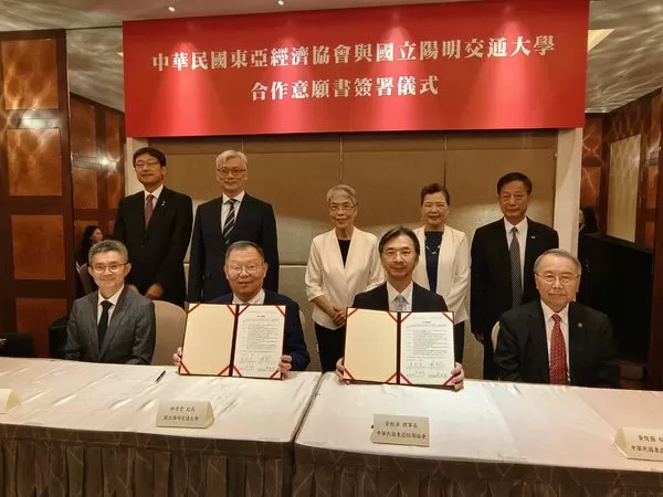 ▲陽明交大國際半導體產業學院陳冠能院長、林奇宏校長、東亞經濟協會黃教漳理事長、黄俊國秘書長，後排左起日本台灣交流協會川合現副代表、經濟部產發署鄒宇新副署長、何美玥國策顧、、王美花前經濟部長、陽明交大顧鴻壽客座教授。（圖／記者張佩芬攝）