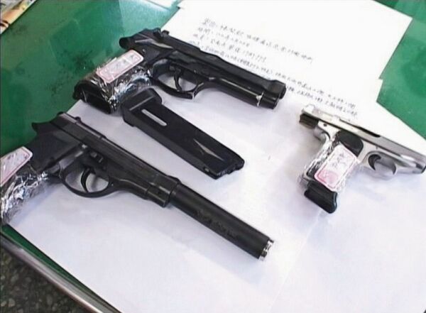 警方搜索黃女與楊男的租屋處，當場查扣改造手槍。（東森新聞提供）