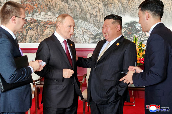 ▲▼普丁與金正恩在北京相談甚歡 。（圖／路透）