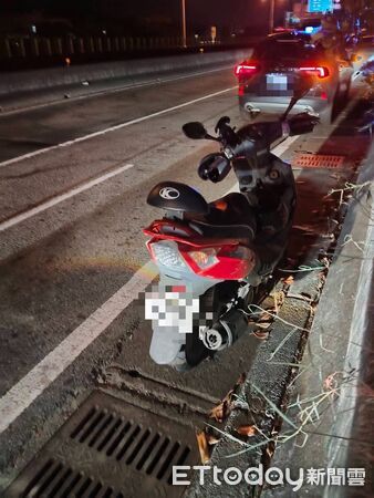 ▲▼             女騎士在西濱南下79.5公里的岸邊落水，警消趕赴救援。（圖／記者楊永盛翻攝，下同）