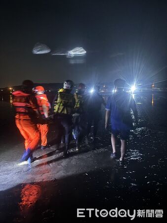 ▲▼             女騎士在西濱南下79.5公里的岸邊落水，警消趕赴救援。（圖／記者楊永盛翻攝，下同）