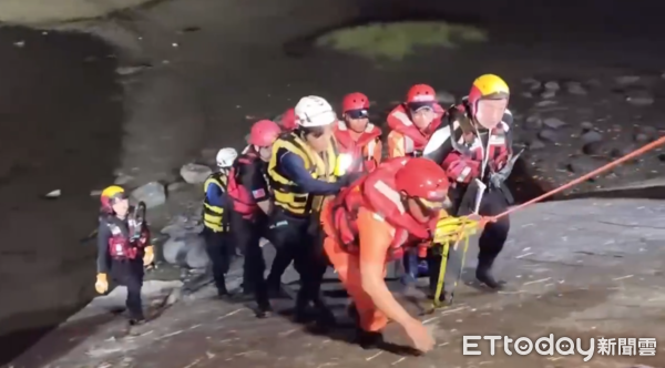 ▲▼             女騎士在西濱南下79.5公里的岸邊落水，警消趕赴救援。（圖／記者楊永盛翻攝，下同）