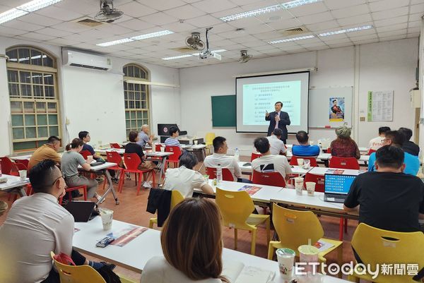 ▲藝群醫學美容集團董事長王正坤醫師於成大企管顧問班分享企業如何避開關稅風暴。（記者林東良翻攝，下同）
