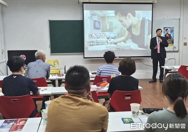 ▲藝群醫學美容集團董事長王正坤醫師於成大企管顧問班分享企業如何避開關稅風暴。（記者林東良翻攝，下同）