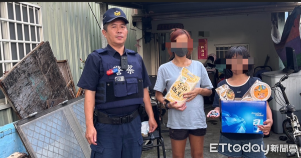 ▲內埔警分局員警捐生活物資助潘姓婦人。（圖／記者陳崑福翻攝）