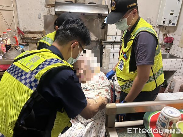 ▲▼台中市一名百歲獨居阿嬤跌坐廚房，按蜂鳴器向外求救。（圖／民眾提供，下同）
