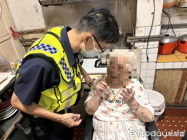 ▲▼台中市一名百歲獨居阿嬤跌坐廚房，按蜂鳴器向外求救。（圖／民眾提供，下同）