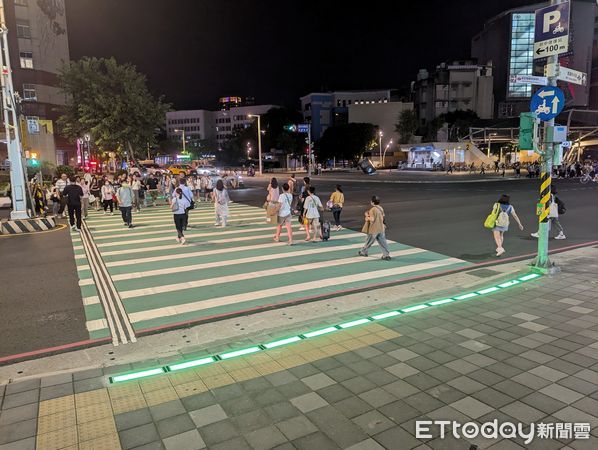 ▲▼   捷運府中站前試辦行人地面警示燈     。（圖／新北市政府提供）