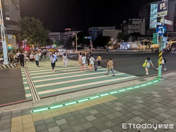 ▲▼   捷運府中站前試辦行人地面警示燈     。（圖／新北市政府提供）