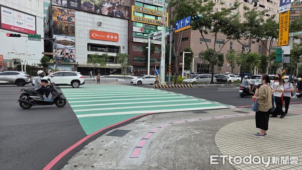 ▲▼   捷運府中站前試辦行人地面警示燈     。（圖／新北市政府提供）