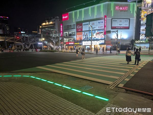 ▲▼   捷運府中站前試辦行人地面警示燈     。（圖／新北市政府提供）