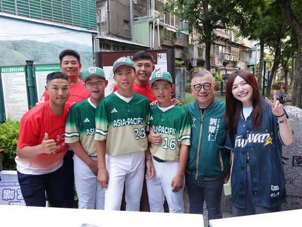 ▲▼萬華之光！民進黨立委吳沛憶、台北市議員劉耀仁攜手加蚋商圈狂賀東園少棒世界冠軍。（圖／立委吳沛憶國會辦公室提供）