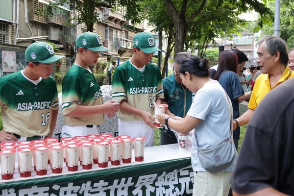 ▲▼萬華之光！民進黨立委吳沛憶、台北市議員劉耀仁攜手加蚋商圈狂賀東園少棒世界冠軍。（圖／立委吳沛憶國會辦公室提供）