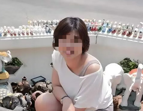 ▲▼「學姐」刻意接近小哲。（圖／翻攝自微博）