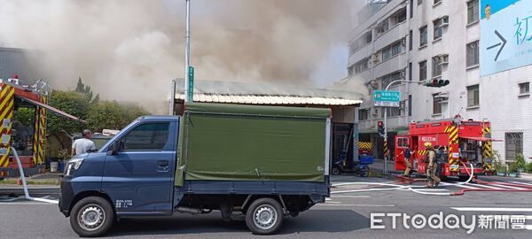 ▲台南安南區海佃路平房火警，鐵皮連棟濃煙竄出，消防人員到場搶救。（記者林東良翻攝，下同）