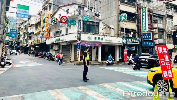 ▲銘傳國中上學時段單向管制紓解塞。（圖／記者郭世賢翻攝）