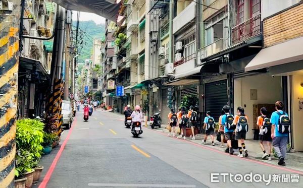 ▲銘傳國中上學時段單向管制紓解塞。（圖／記者郭世賢翻攝）