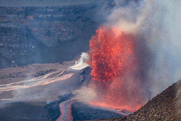 ▲▼ 夏威夷「幾勞亞火山」（Kilauea）2日噴發 。（圖／達志影像／美聯社）