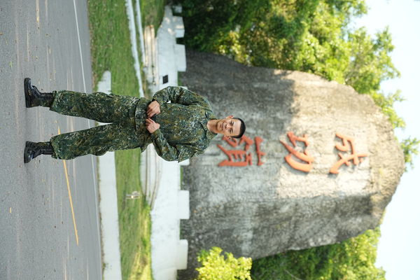 ▲▼孫綻在成功嶺代表新兵宣誓。（圖／台視提供）